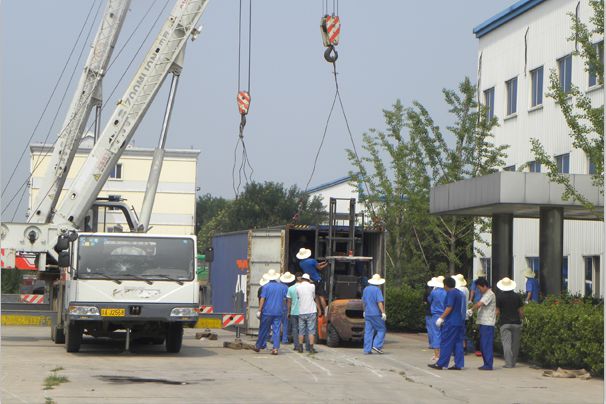北京公司新引進的兩臺進口阿克明紡機到廠